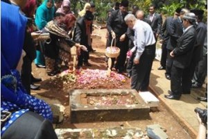 Anggota legislatif dan eksekutf saat berziarah ke makam almarhumah Bupati Kuningan, Hj. Utje CH Suganda.